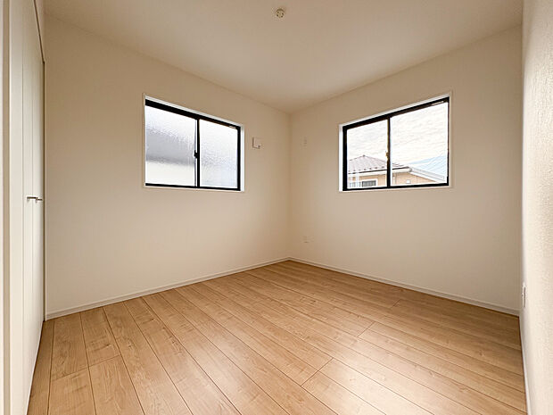 二面採光で明るい洋室。 全居室収納付きで、すっきりとしたプライベート空間。