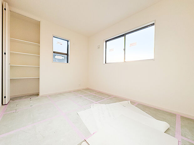 自然な木目フローリングと窓から入り込む採光が温かみのある洋室を演出しています。