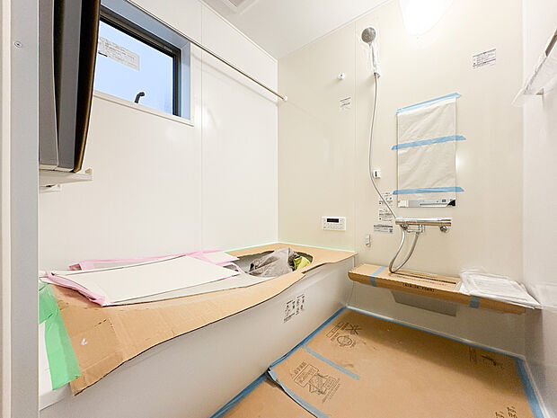 落ち着いた色調のアクセントパネルが施されています。足を伸ばせる浴槽で、ゆっくりと1日の疲れを癒すことができそうです。浴室乾燥機付きです。