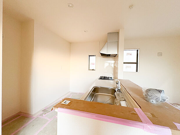 リビングで遊ぶお子様を見守りながらお料理ができる対面タイプの開放的なキッチンが採用されています。家族の団欒場所であるLDKだからこそ、お料理中もご家族との会話をお楽しみください。