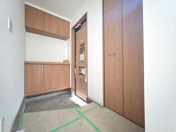 収納力のあるシューズボックスを備えた玄関スペース。上下に分かれた収納で靴や小物を整理しやすく、すっきりとした空間を保てます。