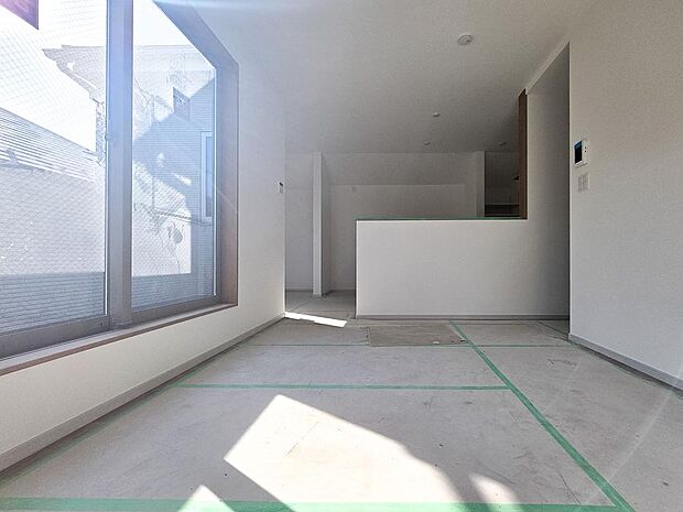 大きな窓からたっぷりと自然光が差し込む明るいLDK空間。約16.75帖のゆとりある広さで家具配置の自由度も高く、ご家族でゆったりと寛げます。対面キッチン採用で会話を楽しみながら家事ができる設計です。