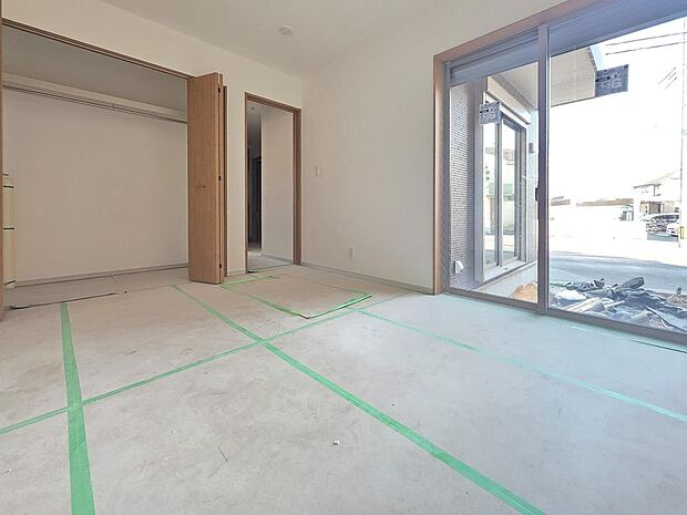 掃き出し窓から自然光が差し込む明るい居室空間。大容量のクローゼット付きで収納力があり、お部屋をすっきりと使えます。開口部が広く通風もしやすいため、一年を通して快適に過ごせる住空間が広がります。