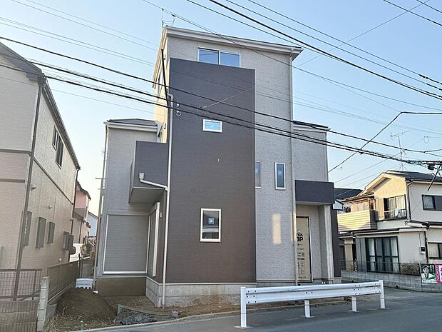 角地ならではの開放感を感じられる外観デザインが魅力の新築住宅。ツートンカラーの外壁がスタイリッシュな印象を与え、縦のラインを強調した立体感あるフォルムも特徴です。