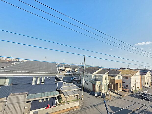 開放感のある眺望が広がる2階からの景色は、周囲に高い建物が少なく空の広さを感じられる住環境。晴れた日には遠くまで見渡せる気持ちの良いロケーションです。