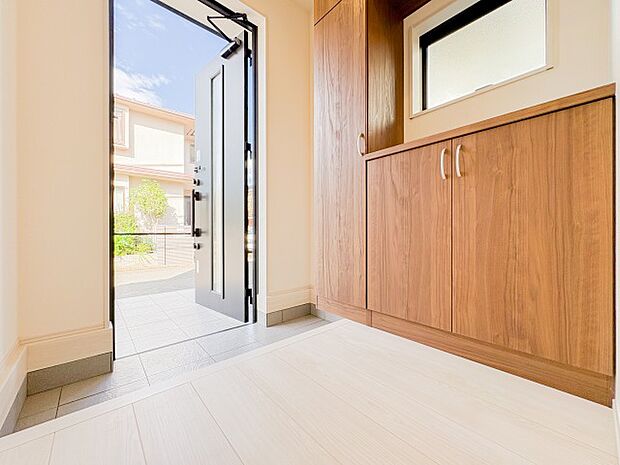 広々とした玄関スペースは、家族や来客を温かく迎え入れる心地よい空間です。ゆとりあるスペースがあるため、荷物の置き場にも困らず、快適な住まいの入り口としての機能が充実しています。