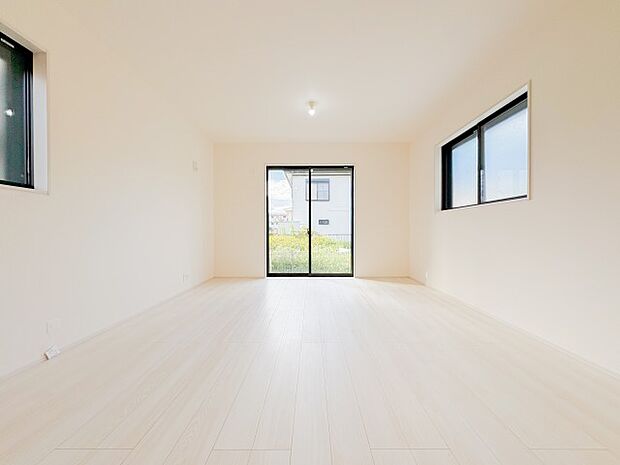 家族が自然と集まる広々としたリビング。大きな窓から陽の光が降り注ぎ、開放感と温もりが広がる空間です。ゆったりとくつろげる場所で、穏やかで心地よい時間を家族みんなで楽しめます。