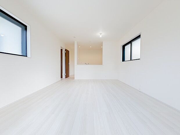 広々としたリビングは、家族全員がのびのびとくつろげる憩いの場所です。明るい光が差し込み、温かみのある空間が、毎日の生活をより豊かで楽しいものにしてくれます。家族みんなで集まるのが楽しみです。