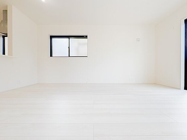 リビングに広がる開放的な空間は、家族が自然と集まり笑顔が絶えない場所。大きな窓から差し込む光が明るさと心地よさをもたらし、毎日の暮らしにゆとりと穏やかさを与えてくれる、家族の憩いの場所です。