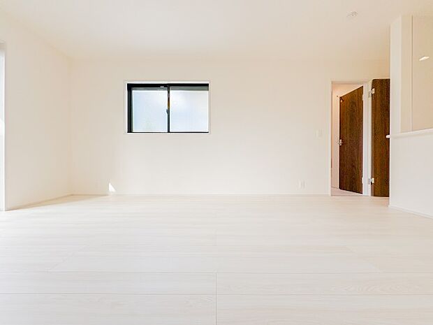 陽光あふれる広々リビングは、家族が集い笑顔が自然と生まれる温かい場所。心穏やかな時間がゆっくりと流れ、日々の暮らしがより豊かに彩られる、そんな快適な空間がここにあります。