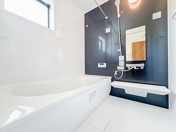 ゆったりとした広さのバスルームで、1日の疲れを癒す贅沢な時間が過ごせます。清潔感とモダンなデザインが、快適な入浴タイムを提供し、リラックスできる空間で一日の締めくくりの時間をお過ごしいただけます。