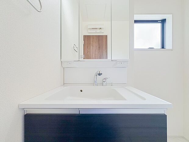 使い勝手が良い洗面化粧台は、収納力も豊富で清潔感が保たれた空間。シンプルでモダンなデザインが、朝の支度を快適にしてくれます。毎日の生活がよりスムーズに整います。