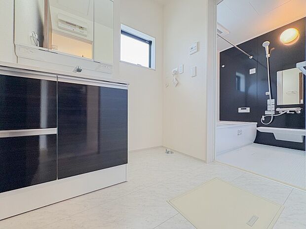 洗面脱衣所の広々としたスペースは、洗濯や着替えがしやすく、清潔感あふれる快適な空間です。収納も充実しており、家族全員が使いやすい設計が日常生活を支えてくれます。