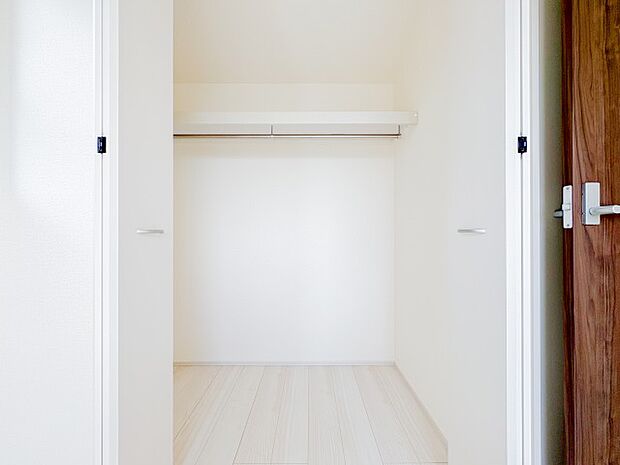 居室にはたっぷりの収納スペースが備わり、衣類や小物をすっきりと整理整頓できます。整理がしやすく、居室を広々と使えるため、快適で清潔感のある空間が保たれます。