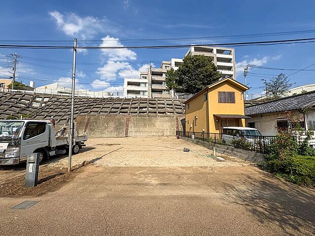 いつもの道の、次の角を曲がると、そこには笑顔に満ちた新しい日常が。素敵な毎日が、府中・日新町で待っています。（2025年9月撮影）