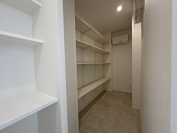 靴はもちろん、ベビーカーやアウトドア用品も収まる大容量。家族みんなの玄関周りを常に美しく保ちます。