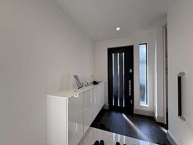 ご家族やお客様をゆったりと迎え入れる、住まいの顔となる空間です。ベビーカーや大きな荷物があってもスムーズに出入りでき、快適な動線を確保します。