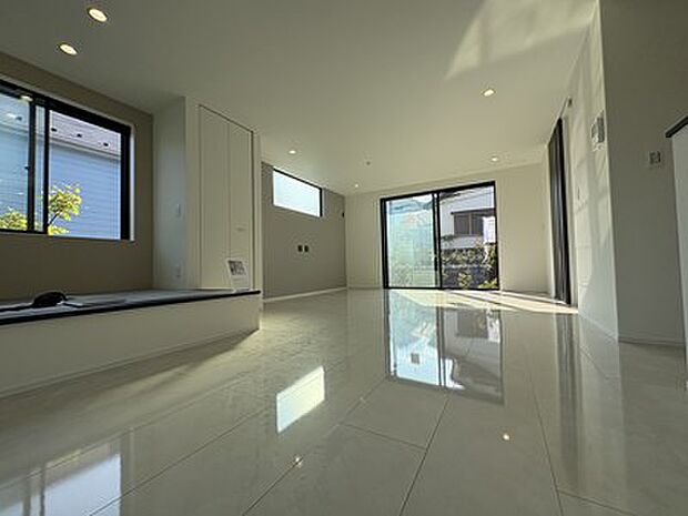 大きな窓から自然光がたっぷりと差し込むリビングは、家族団らんの中心。広々とした空間が、心地よい安らぎをもたらします。