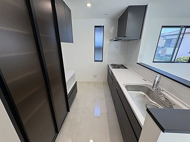 システムキッチンとデザインを合わせたカップボード(食器棚)を標準完備しました。