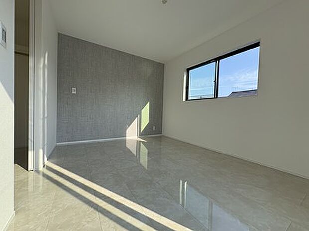 フローリングや壁紙、建具まで、すべてが新品。木の香りと清潔感に満ちた空間で、気持ちの良い新生活をすぐにスタートできます。