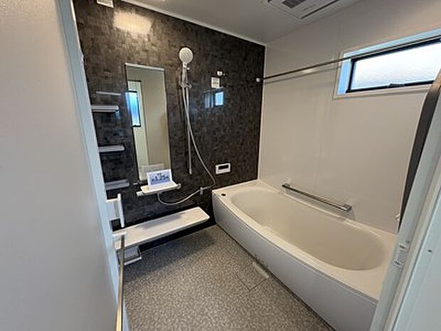 一日の疲れを癒すバスタイムだけでなく、雨の日や花粉の時期のお洗濯にも活躍する浴室暖房乾燥機を完備。