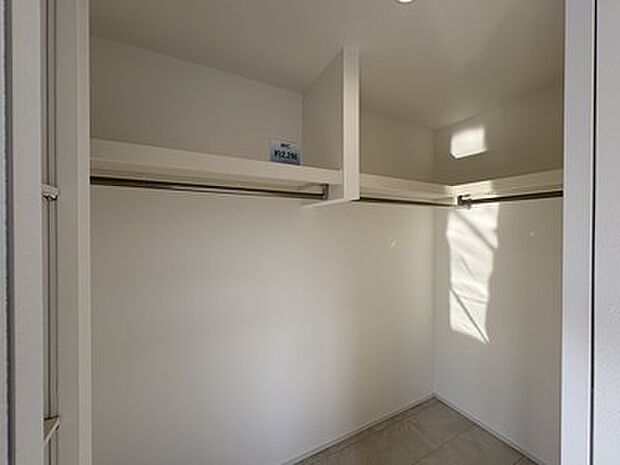 主寝室にはWICを完備。衣類だけでなく、かさばる季節物もまとめて収納でき、お部屋をすっきり保てます。