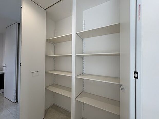 パントリーや、廊下・各居室に設けられたクローゼットが、日用品や備蓄品の収納をサポート。家全体の収納効率を高めます。