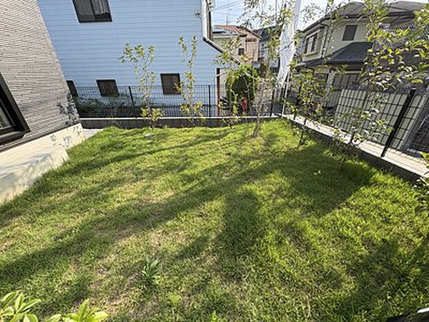 お子様やペットが駆け回れる広いお庭