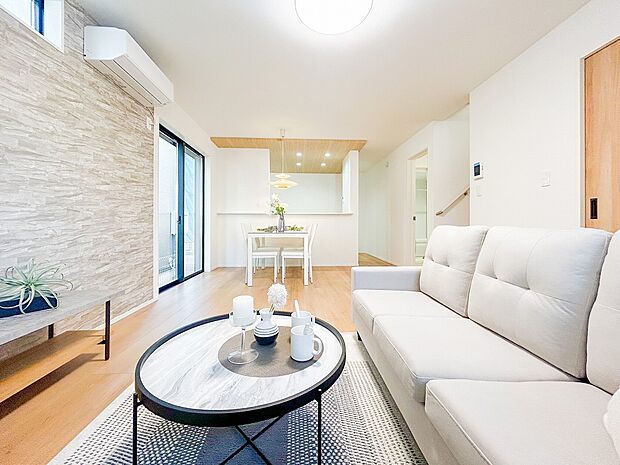 家族が自然と集まる広々としたリビング。大きな窓から陽の光が降り注ぎ、開放感と温もりが広がる空間です。ゆったりとくつろげる場所で、穏やかで心地よい時間を家族みんなで楽しめます。