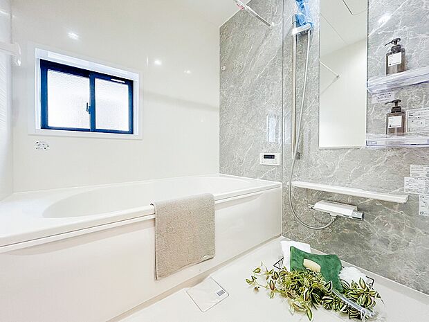 新築ならではの洗練されたバスルームは、広々とした空間と温かみのあるデザインが特徴です。ゆったりとリラックスできる浴槽が備わっており、毎日の疲れを癒す、心からくつろげる空間が広がります。