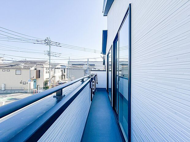 洗濯物がよく乾く明るいバルコニーは、風通しも良く、家事の効率が高まる環境です。広さがあるため、お洗濯物をたっぷり干せるのが嬉しいポイントで、日々の生活にゆとりが生まれます。