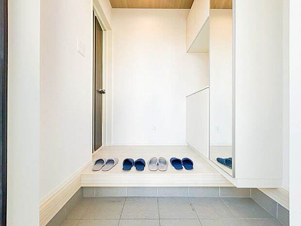 玄関スペースは広さがあり、来客時にもゆとりを感じられる空間が広がります。シンプルで上品なデザインが魅力で、住む人と訪れる人に気持ちよく迎えられる第一印象を与えてくれます。