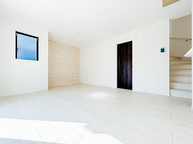 リビングに広がる開放的な空間は、家族が自然と集まり笑顔が絶えない場所。大きな窓から差し込む光が明るさと心地よさをもたらし、毎日の暮らしにゆとりと穏やかさを与えてくれる、家族の憩いの場所です。