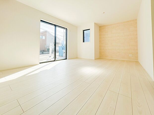 陽光あふれる広々リビングは、家族が集い笑顔が自然と生まれる温かい場所。心穏やかな時間がゆっくりと流れ、日々の暮らしがより豊かに彩られる、そんな快適な空間がここにあります。