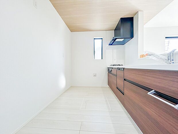 広々としたキッチンは、家族みんなで料理を楽しむのにぴったり。収納力が充実しており、調理器具や食材もすっきり片付けられます。さらに、お手入れがしやすい設計で、毎日の料理が快適に進みます。