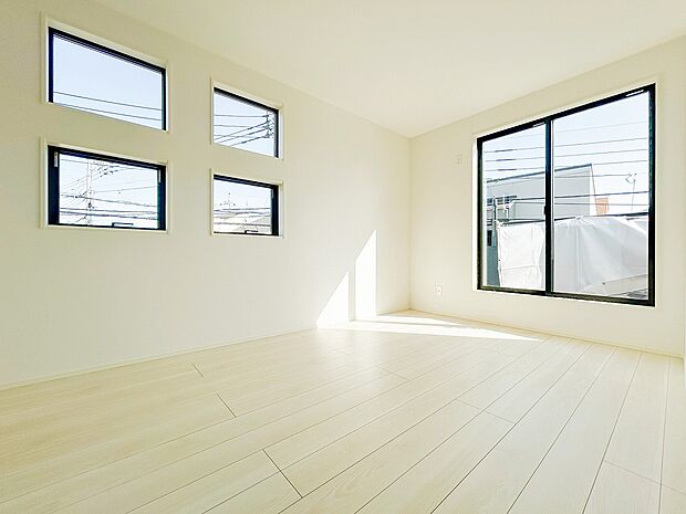 広々とした居室は、たっぷりと日差しが差し込み、ゆったりとしたくつろぎのひとときを楽しめる空間です。清潔感と快適さが保たれており、穏やかで心地よい毎日を支えてくれます。