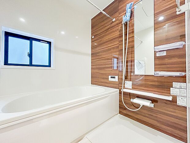 広々としたバスルームで、家族みんなが快適に使える空間です。モダンなデザインと清潔感が保たれ、ゆったりとした浴槽がリラックスできるひとときを提供します。1日の終わりに心から癒されます。