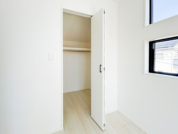 収納力のある居室は、衣類や荷物がすっきりと収まり、広々とした空間が確保されます。整理整頓が楽にできるため、日常の生活が快適で充実したものに変わります。