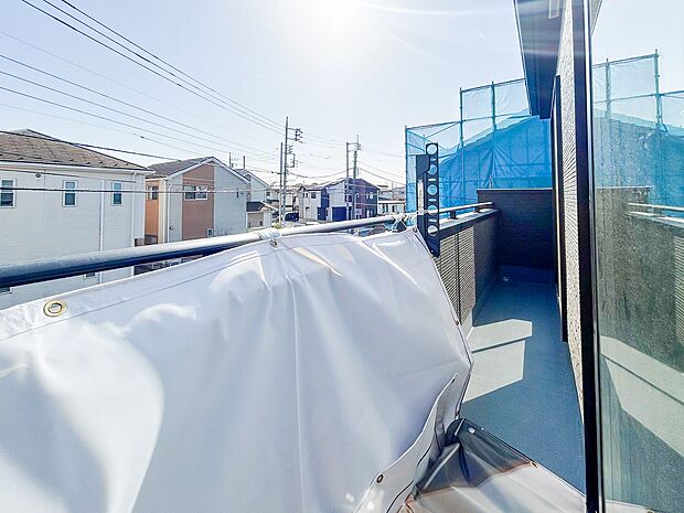 洗濯物がよく乾く明るいバルコニーは、風通しも良く、家事の効率が高まる環境です。広さがあるため、お洗濯物をたっぷり干せるのが嬉しいポイントで、日々の生活にゆとりが生まれます。
