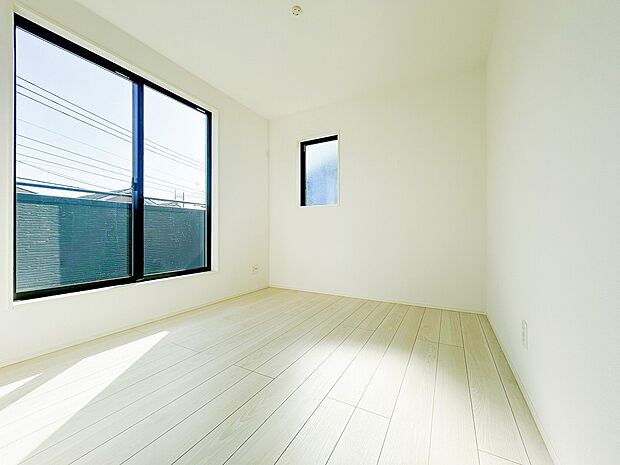 窓から差し込む柔らかな光が心地よい居室は、広さがあり、のびのびとした気分で過ごせます。趣味やリラックスの時間を楽しめる多用途な空間で、心安らぐ毎日が広がります。