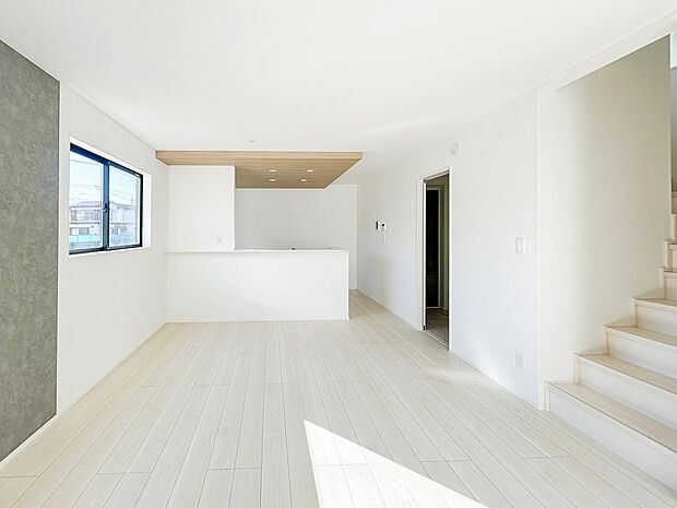 リビング・2026年1月末完成予定。家族が自然と集まる広々としたリビング。大きな窓から陽の光が降り注ぎ、開放感と温もりが広がる空間です。ゆったりとくつろげる場所で、穏やかで心地よい時間を楽しめます。