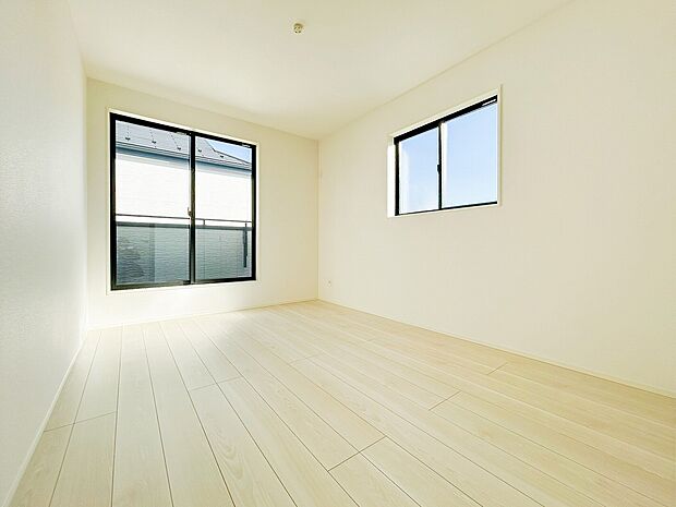 子供部屋・2026年1月末完成予定。広々な子供部屋は、のびのびと過ごせる空間が魅力です。明るい日差しが差し込み、遊びや勉強に集中できる居心地の良い環境となります。
