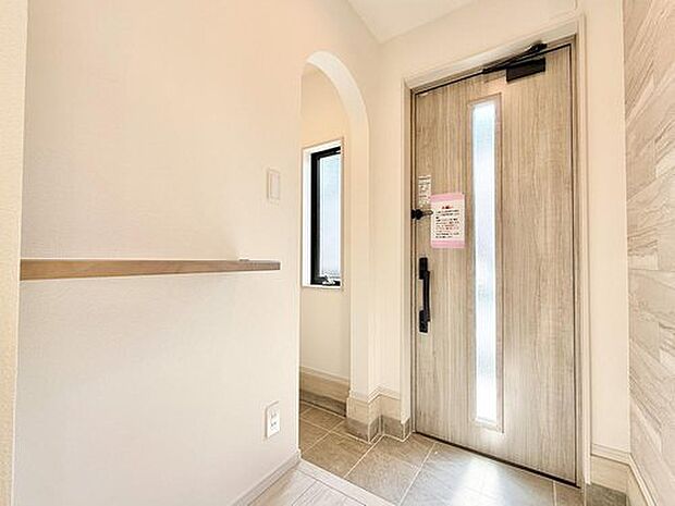 広々とした玄関スペースは、家族や来客を温かく迎え入れる心地よい空間です。ゆとりあるスペースがあるため、荷物の置き場にも困らず、快適な住まいの入り口としての機能が充実しています。