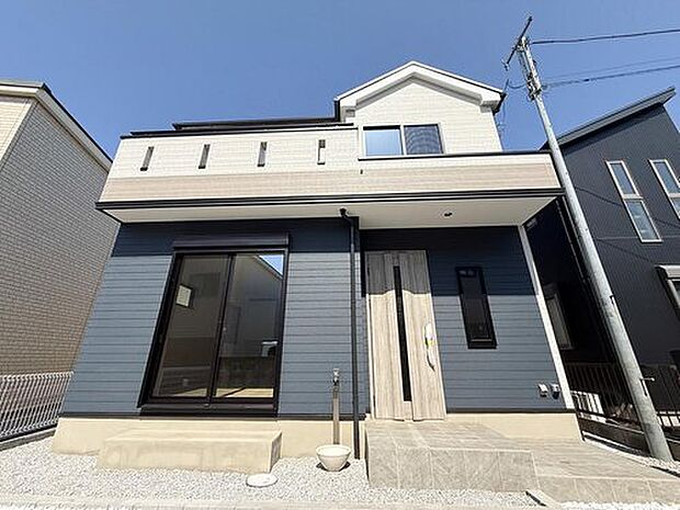 シンプルモダンな外観が魅力の建売住宅。飽きのこないデザインが特徴で、どんなインテリアにもマッチし、周辺の街並みにも自然と溶け込みます。上品な外観が、帰宅するたびにほっとする空間を演出してくれます。