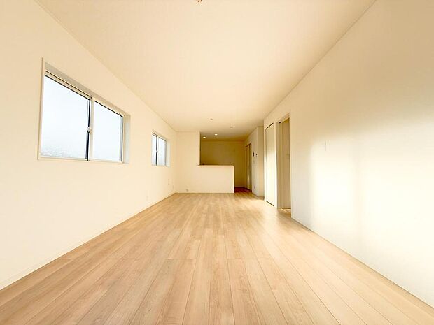 窓から光が降り注ぐ、明るく開放的な空間。どんな家具を置こうか、家族の夢が膨らみます。お子様の成長に合わせて自由にレイアウトを楽しめる、明るい住まいです。