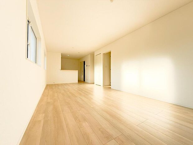 開放感あふれる広々としたリビングは、明るい陽光が差し込む家族の憩いの場。お子様がのびのびと遊べる、心地よい空間が広がります。