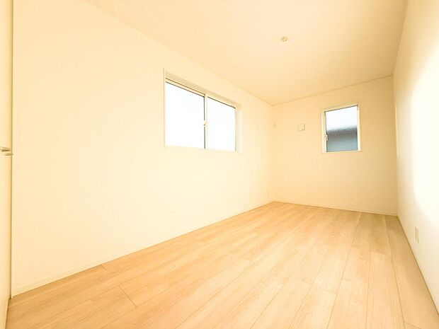 大きな窓から自然光が降り注ぐ明るい居室は、お子様の成長に合わせて様々に活用できます。木の質感豊かなフローリングが、家族の団らんを優しく包みます。