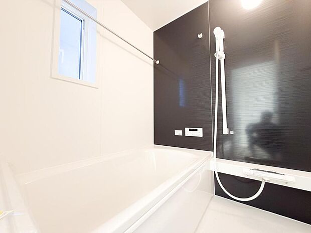 洗練されたデザインの浴室は、毎日の疲れを癒す特別な場所。広々とした浴槽で、家族の笑顔あふれるバスタイムを。