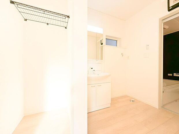 明るく清潔感あふれる洗面所は、毎朝の身支度を快適に。豊富な収納スペースで、家族みんなのアイテムもすっきり片付きます。