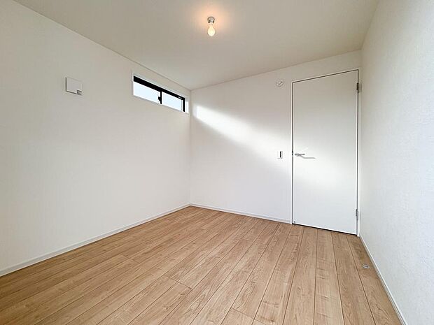 白を基調としたシンプルモダンな居室。 大きな窓はないものの、小さな窓で採光・換気確保。